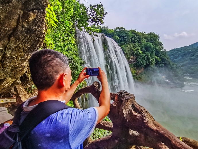 黄果树大瀑布，简直是疑是银河落九天的奇景，壮观而震撼