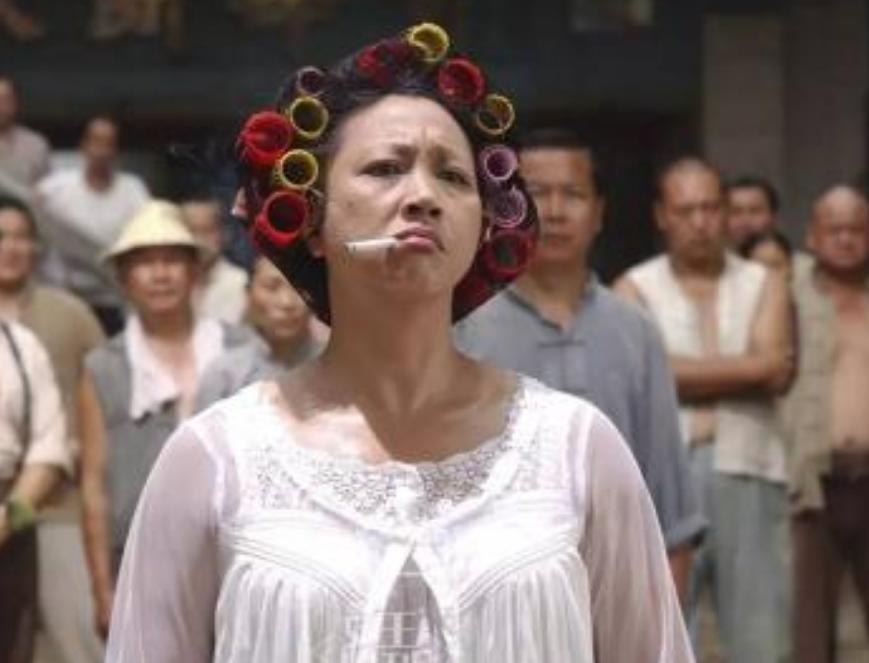 大额头女40岁适合烫什么发型,适合四十岁女人发量少的减龄发型