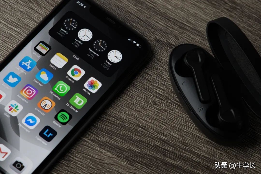 苹果手机屏幕一直闪烁是什么原因,苹果手机屏幕黑屏是什么颜色