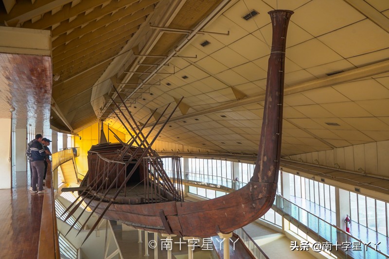 一半沙漠一半海洋图片,一半沙漠一半湖水