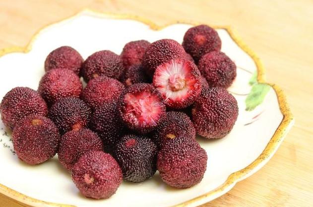 吃新鲜杨梅怎么把里面的虫子泡掉,杨梅要怎么弄才干净