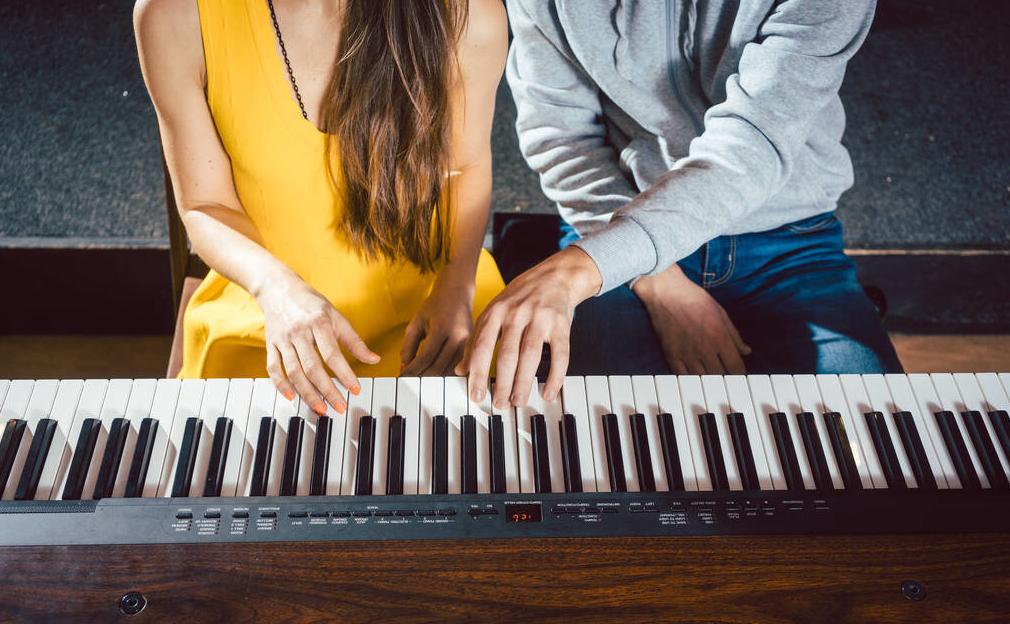 如何快速的提升钢琴技术,怎样提高弹钢琴的速度