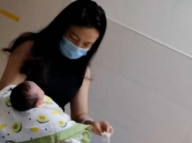 “最年轻岳母”走红，抱娃和女婿同框像一家三口，女儿：压力好大