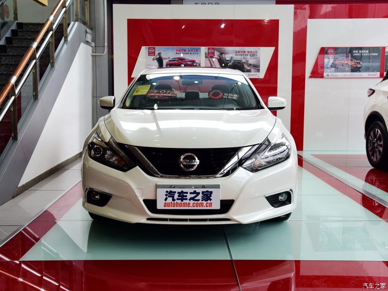 小胡说车日产天籁,小汪试车日产天籁