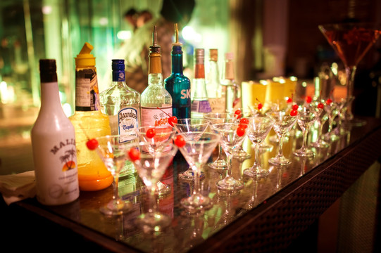 想成为调酒师去哪里学习,掌握这几点让你成为酷帅的调酒师