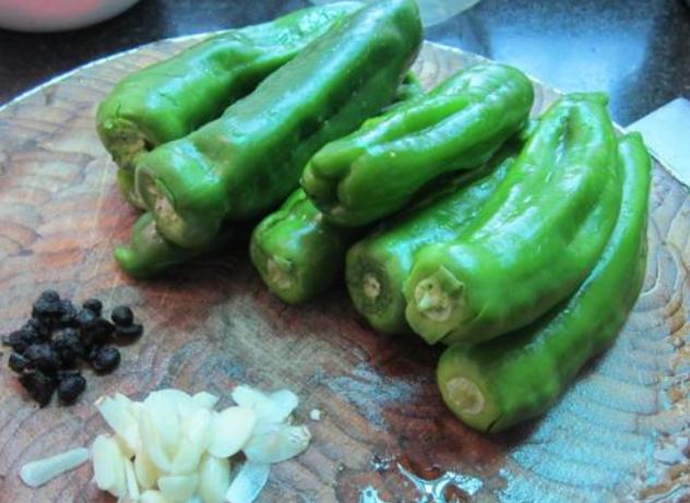虎皮青椒怎么做不会爆炸,做的虎皮青椒太辣怎么办