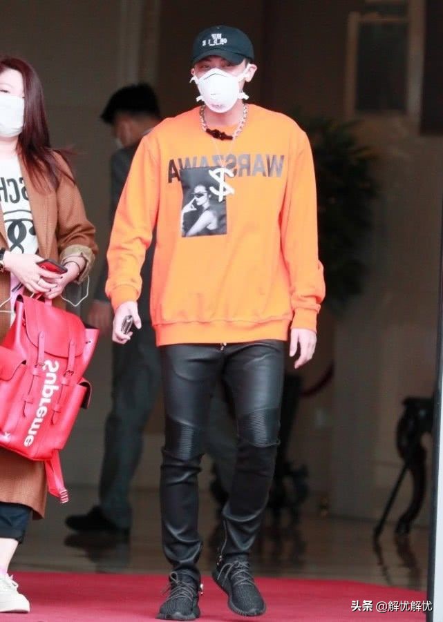 黄子韬穿黑色裤子,黄子韬穿黑裤子