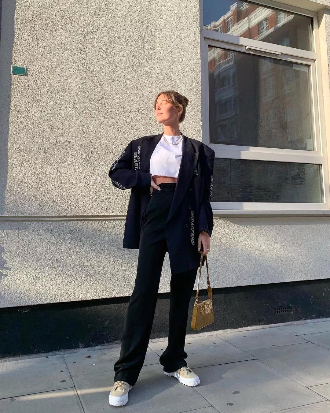 秋冬长款牛仔阔腿裤搭什么鞋好看,显瘦穿搭今年非常火的阔腿裤