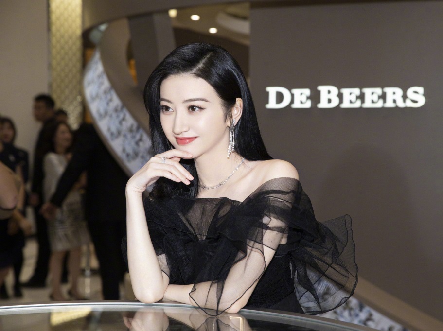 景甜黑色吊肩连衣裙,景甜穿时髦露肩连衣裙