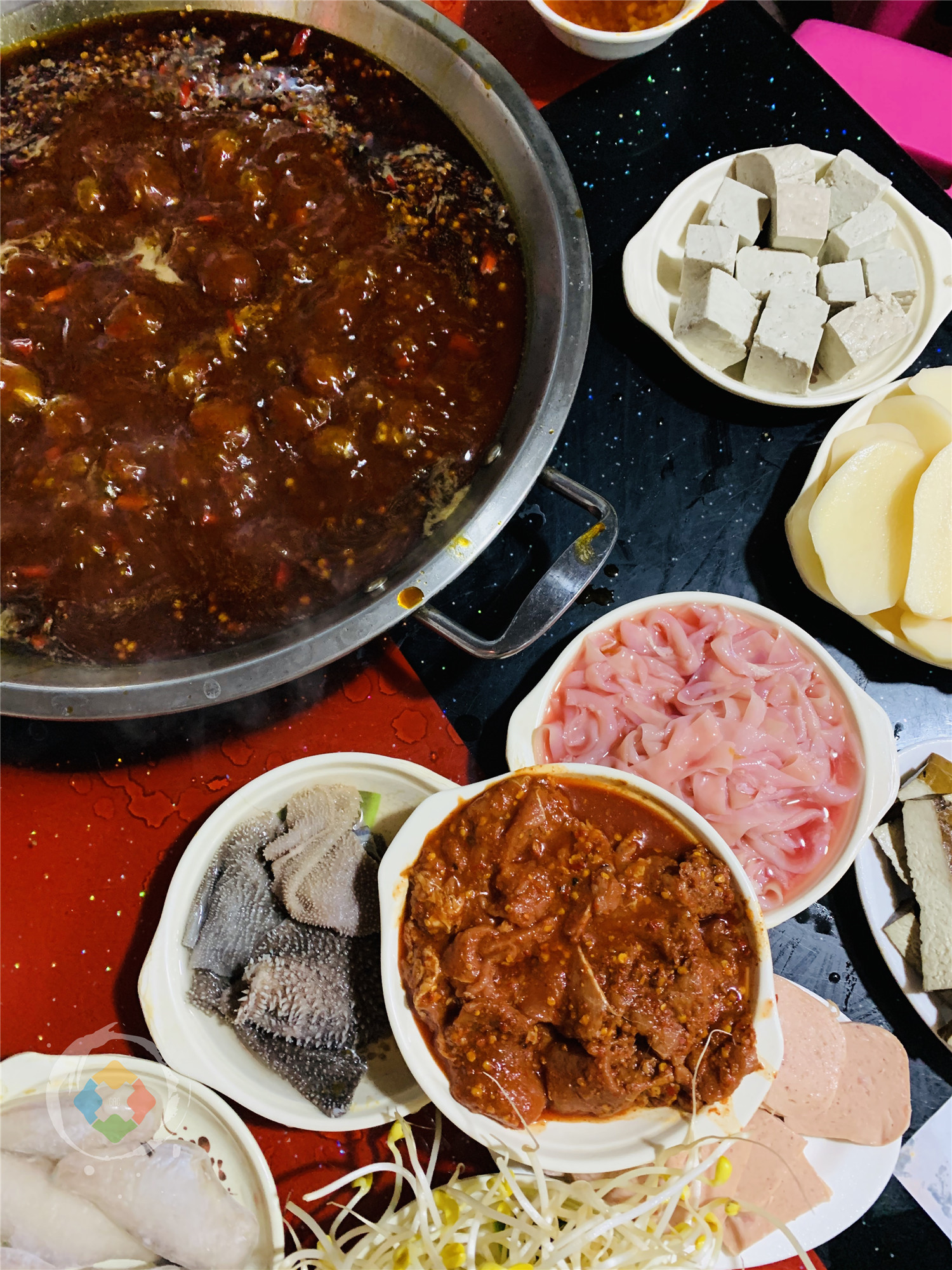 重庆储奇门的鳝鱼火锅，24小时营业，是白象街最后的坚守