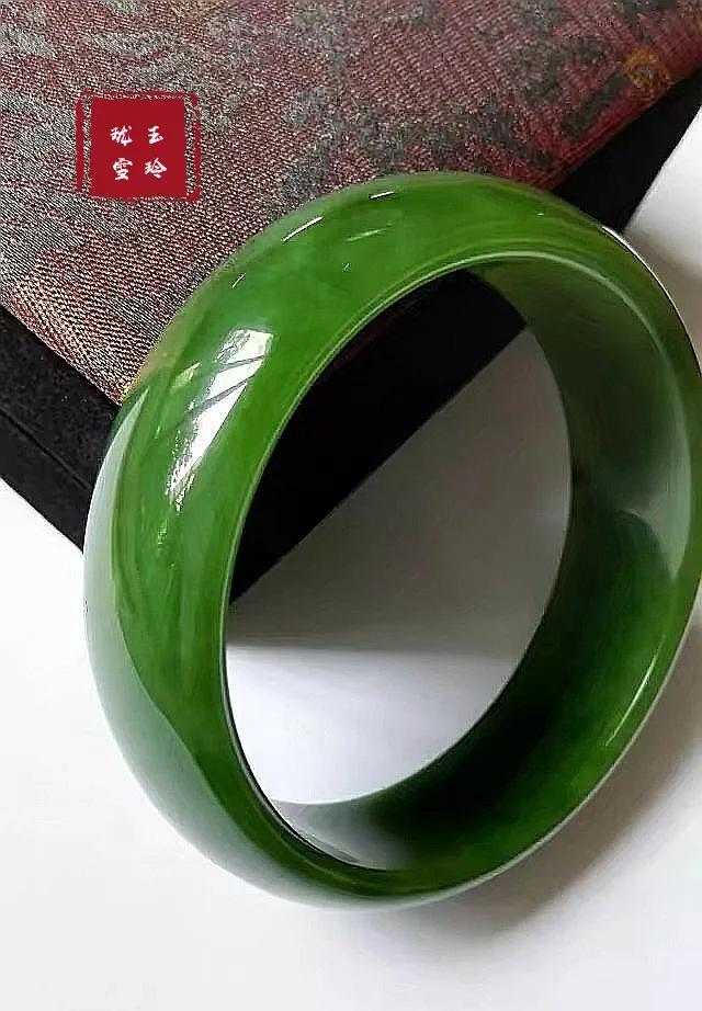 怎么挑选适合自己的玉手镯,玉手镯怎么选才是最好的呢