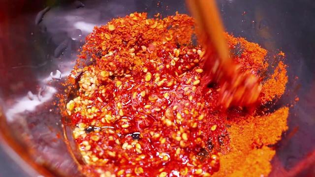 炸辣椒油时油里葱姜蒜炸糊了,刚炸辣椒油有点苦是怎么回事