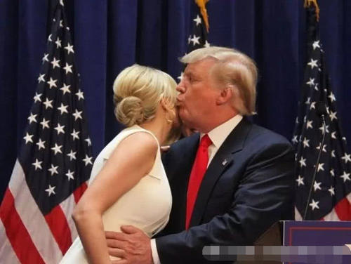 特朗普女儿伊万卡不愧是“美国第一千金”细腰长腿，人间*物尤**