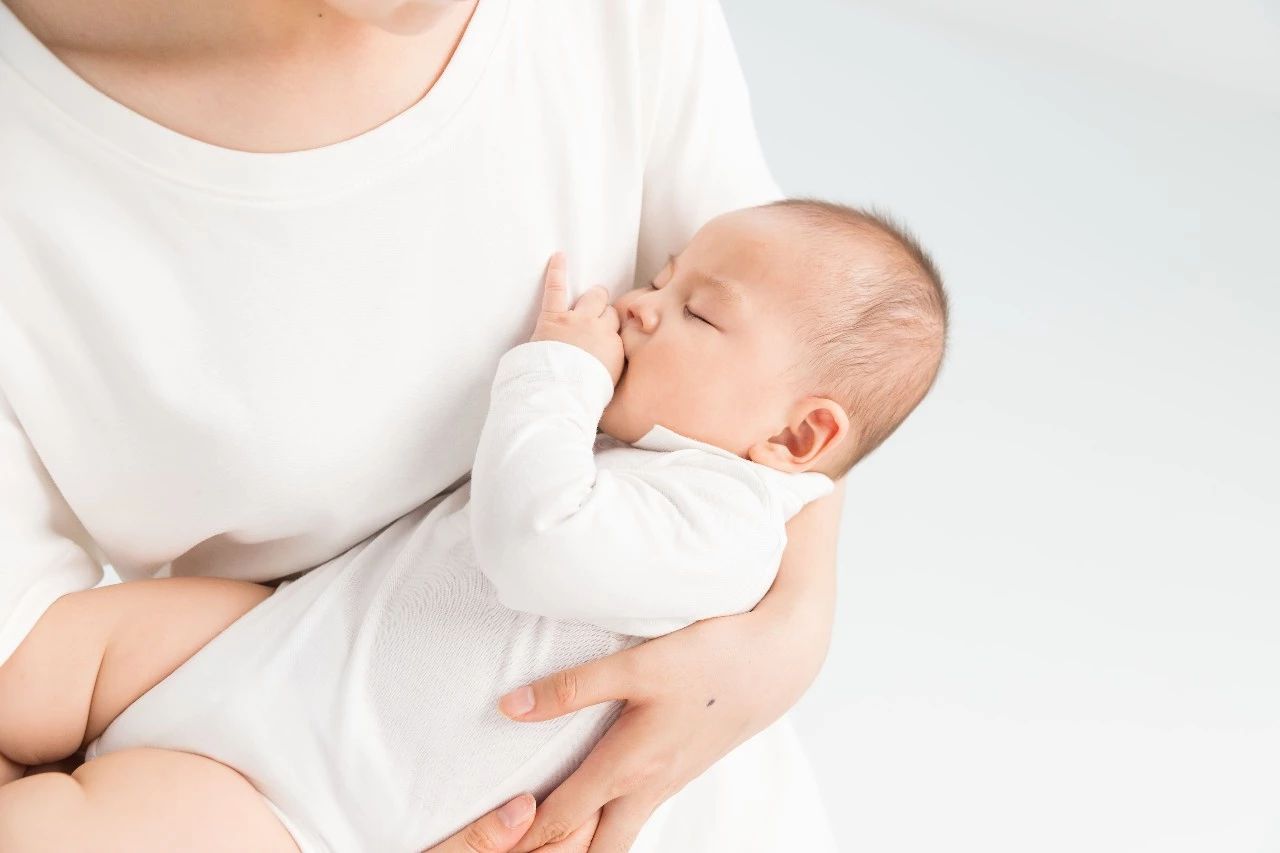 新生儿体重下降、发抖是为什么