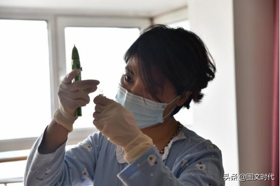 男孩确诊癌症后躺在妈妈怀里痛哭,三岁男童罹患肿瘤之王