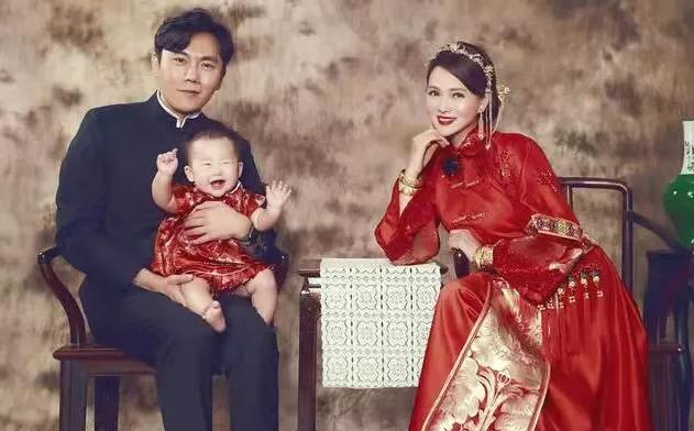 伊能静的坎坷情史：亲手葬送23年感情，离婚后嫁秦昊收获幸福