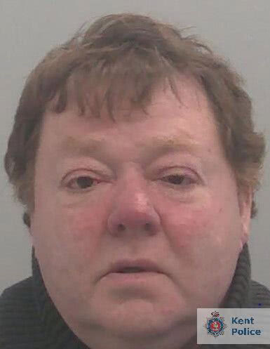 加拿大1米4男子喜爱变装成老太，多次在外猥亵骚扰未成年女孩