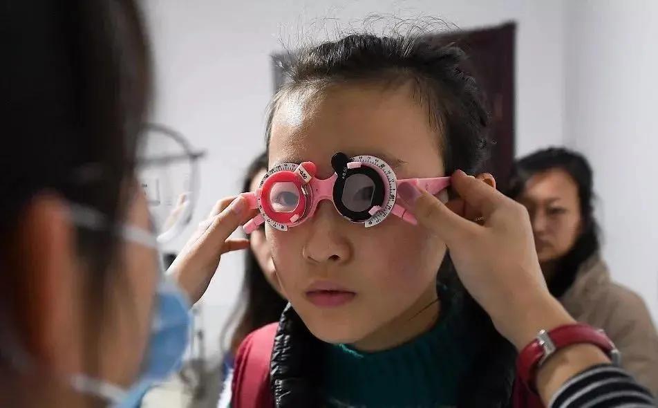 青少年近视一年增长多少度,青少年发育期眼睛近视加快