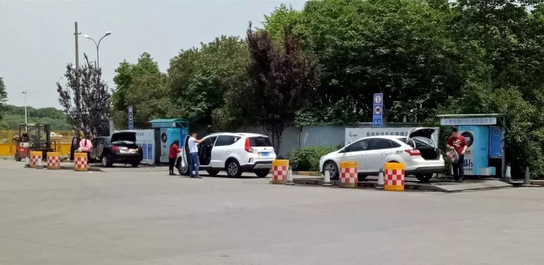 本想加个油,一不小心还蹭了个网红洗车