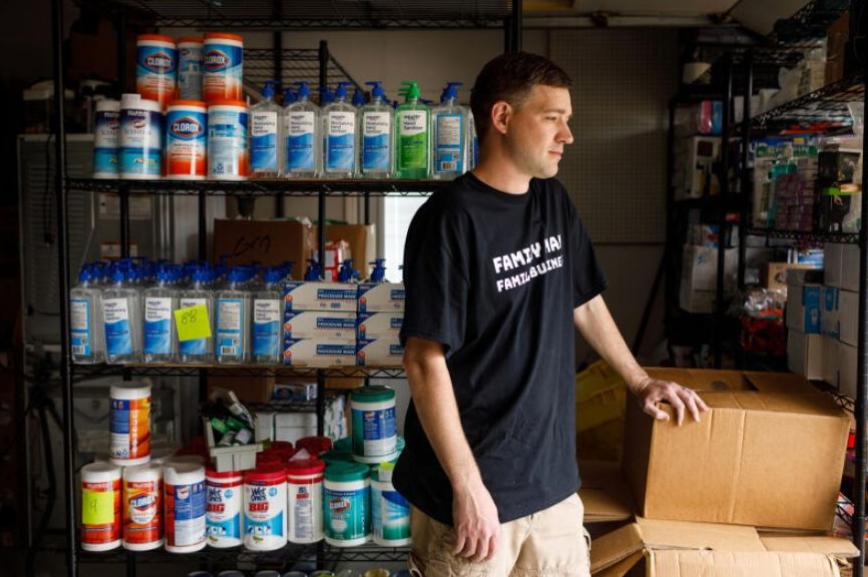 美国空军退役军人囤1万多瓶手消毒剂,准备卖高价,遭网站封号