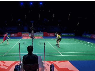 羽毛球头顶球后退步法训练,羽毛球头顶球后退步伐启动时机