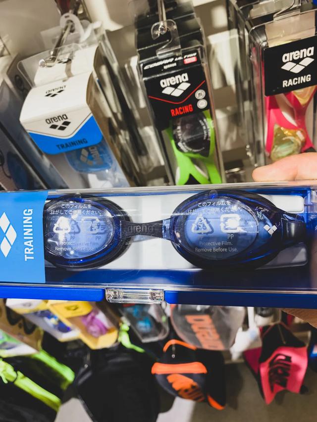 带娃游泳必须戴泳镜吗,儿童学游泳适合戴大框泳镜吗