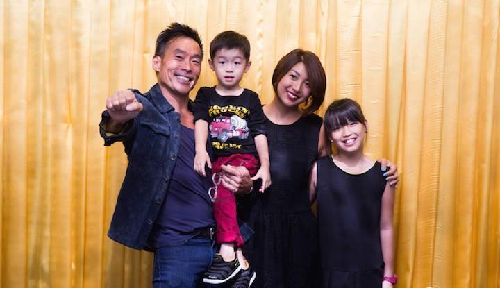 陈小春新店开业，港圈“大佬”齐捧场，60岁程东祭祖归来精神好