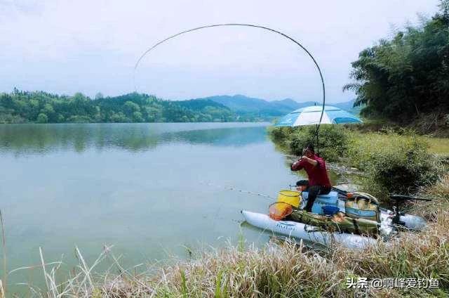 野钓时遇到大鱼的应对方法,野钓遇大鱼用什么钩
