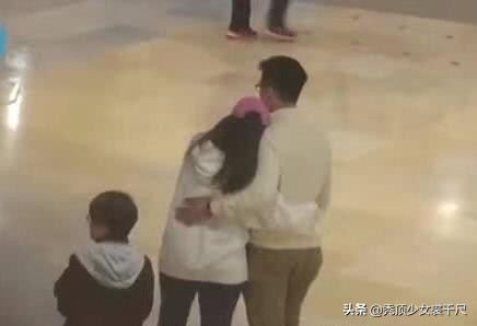 赌王女儿何超琼和一个女闺蜜逛街,何超盈与赌王女儿对视