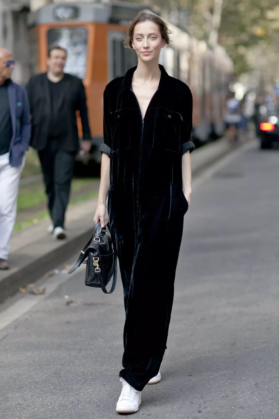 丝绒打底秋冬高级感 (今年秋冬丝绒要火高级又显气质)