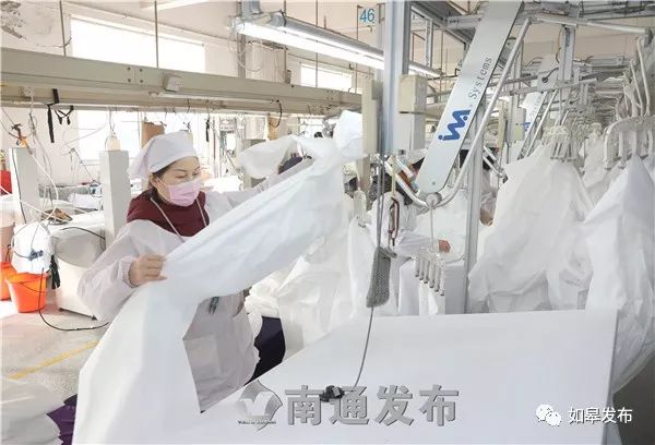 如皋九鼎服装复工率百分百！首批1500件防护服已发往武汉等地！