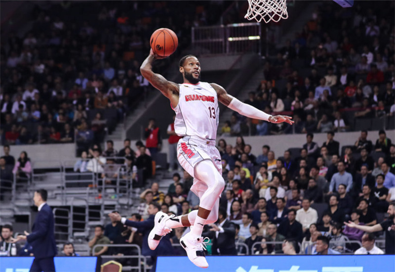 威姆斯暂不归队,威姆斯跟广东球员握手