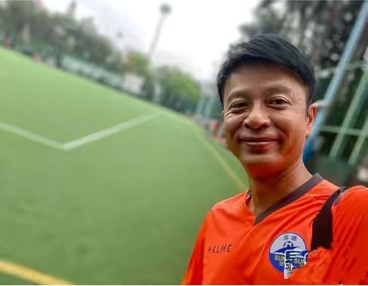 54岁李克勤为房贷被迫喝酒，携港姐嫩妻聚餐，透好声音不火原因