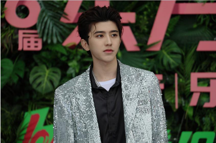 倪妮穿迪丽热巴时尚芭莎同款礼服,倪妮迪丽热巴白礼服