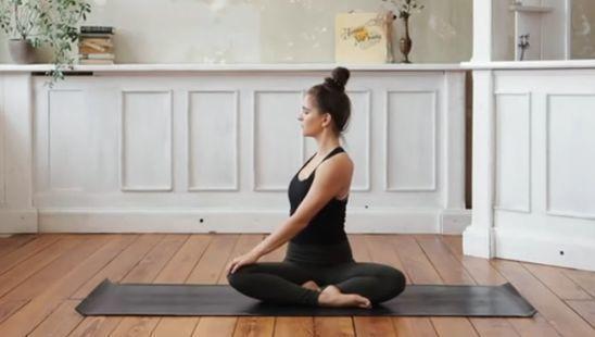 后背疼练习什么瑜伽体式,治疗后背疼痛的瑜伽动作