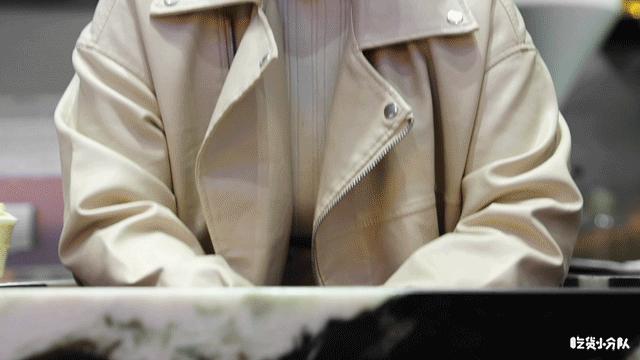 乐乐茶初冬第①杯蛋糕奶茶，联名好利来