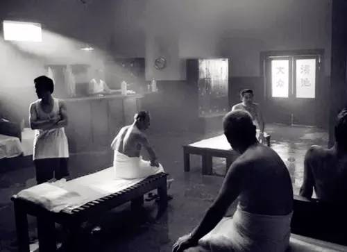 洗澡时搓下来的泥是什么?在显微镜下放大一百倍,看后让人不舒服