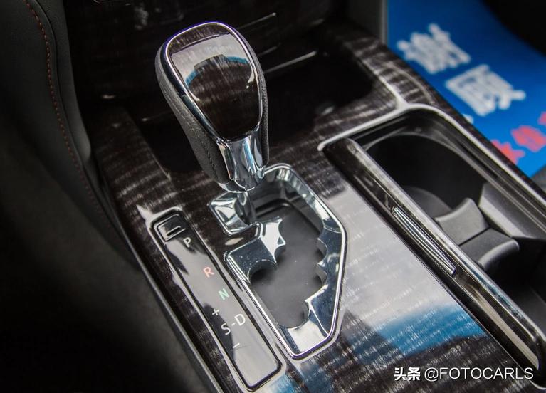 丰田皇冠2.5升四驱豪华版价格,丰田皇冠2024款最新款银色