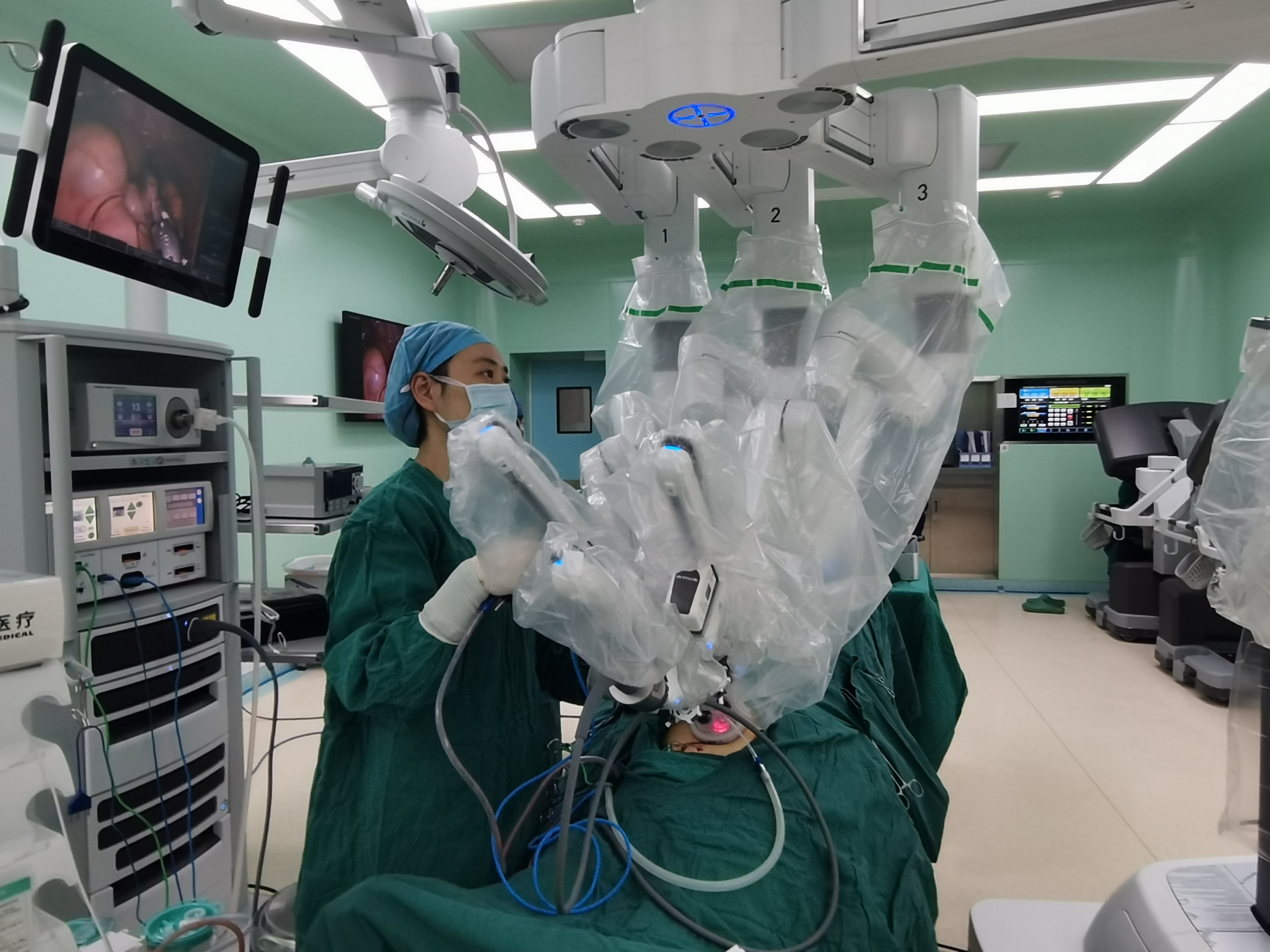 手术机器人从肚脐中取出畸胎瘤！中南医院完成湖北省首例*四代第**机器人单孔腹腔镜手术