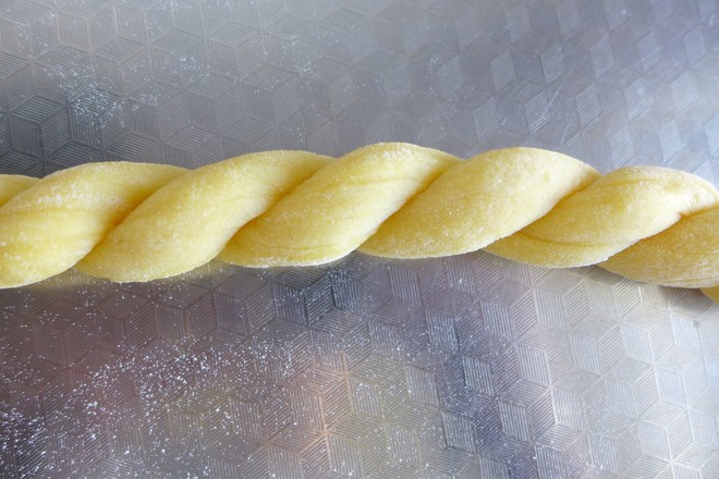 1个鸡蛋二勺面做出酥脆小麻花,小麻花怎么做才酥脆又好吃又简单