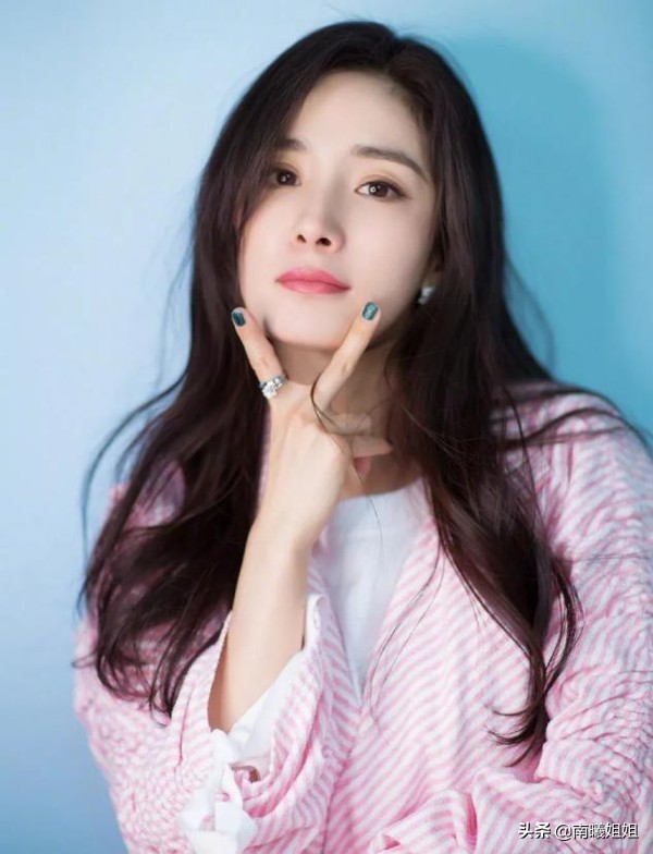 30多岁圆脸黑长直适合什么发型,20-30岁圆脸发型减龄黑长直长发