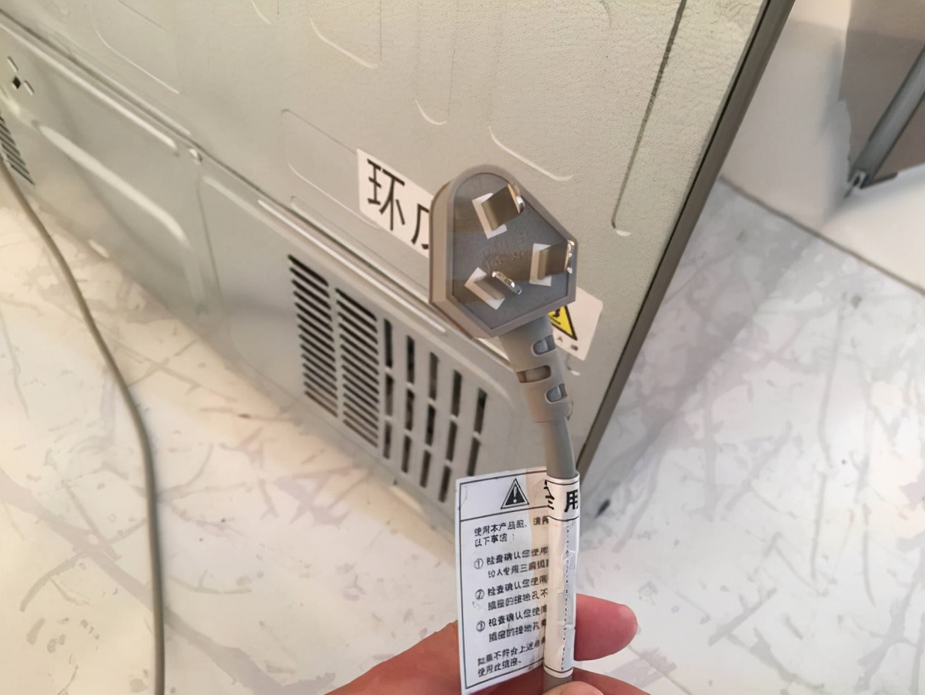 电冰箱压缩机爆炸视频,冰箱压缩机爆炸的威力有多大