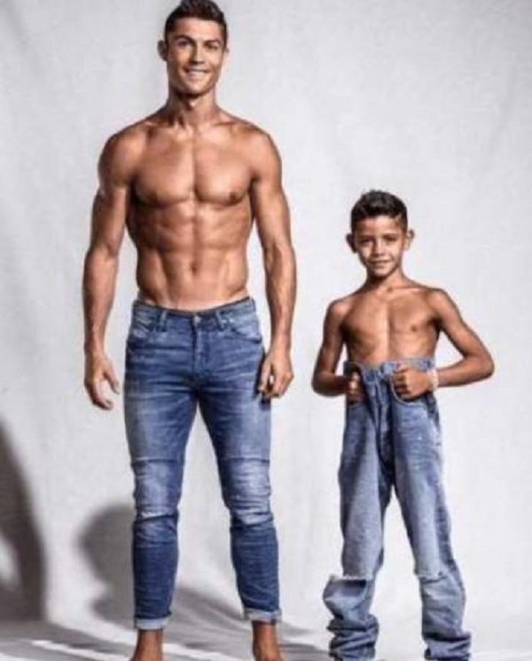 c罗和迷你罗的温情时刻,迷你罗给c罗庆祝帽子戏法