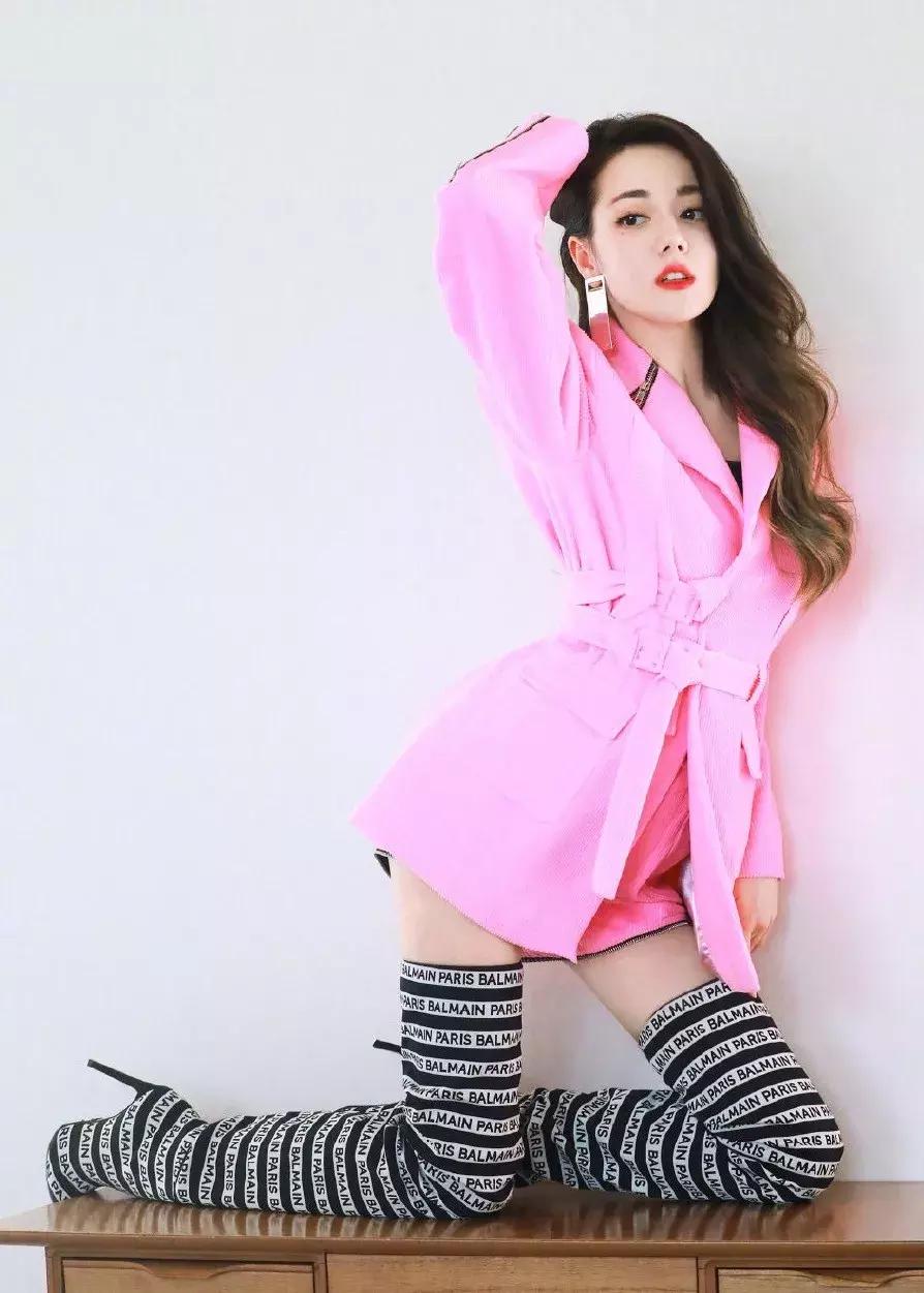 热巴当众撕衣服热舞,谁受得了