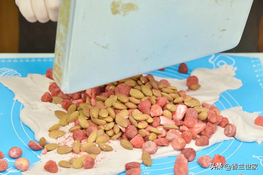 「香兰教程」熬糖版牛轧糖，这样做的牛轧糖好像草莓味的云朵