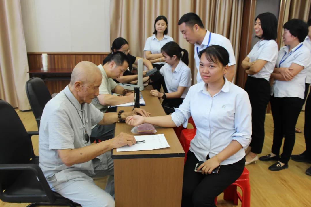 「关爱员工健康」福建立兴特邀漳州著名老中医开设颈椎健康讲座