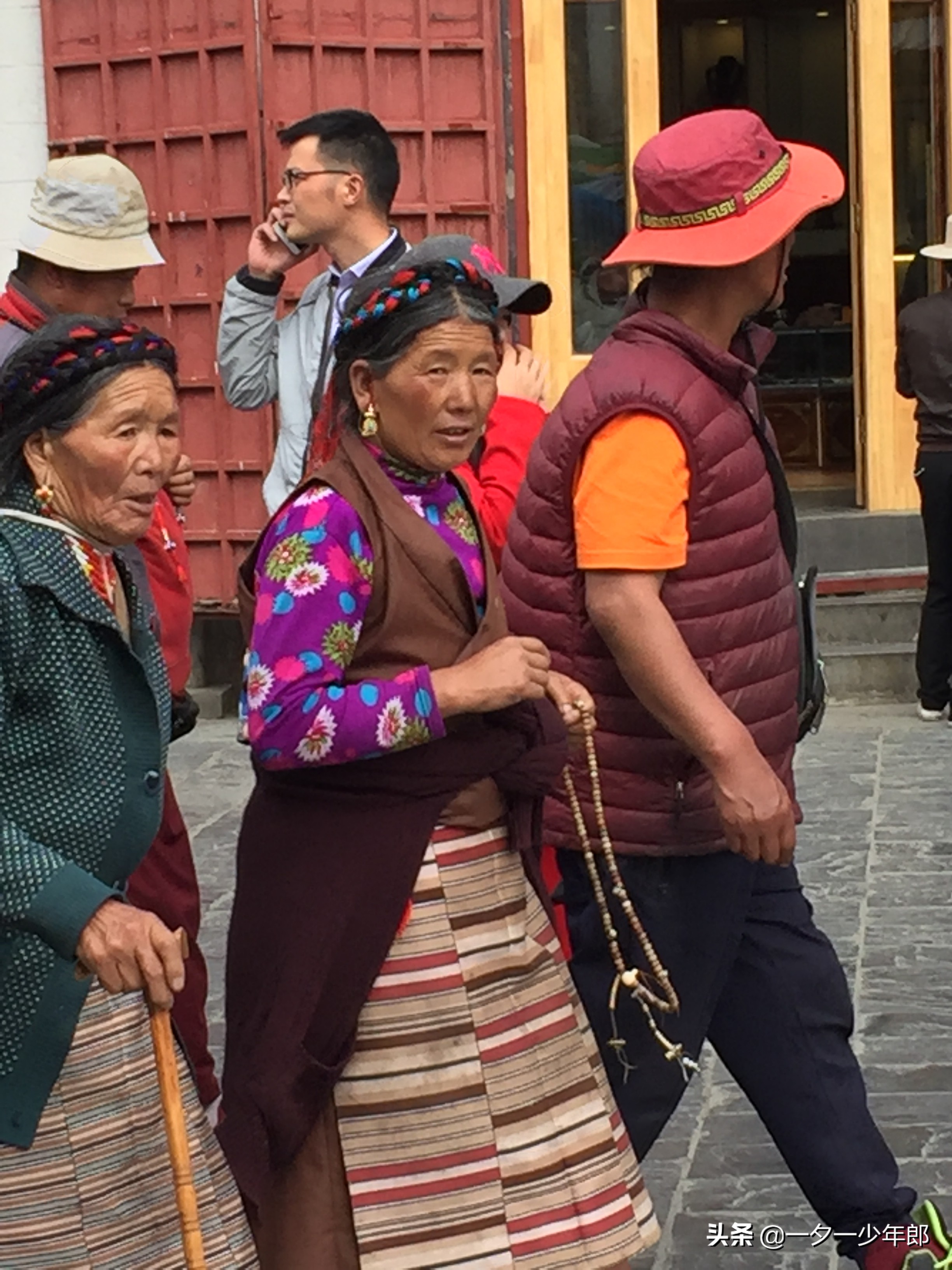 到拉萨大昭寺，除了朝圣，还可以看到网传仓央嘉措约会的网红餐厅