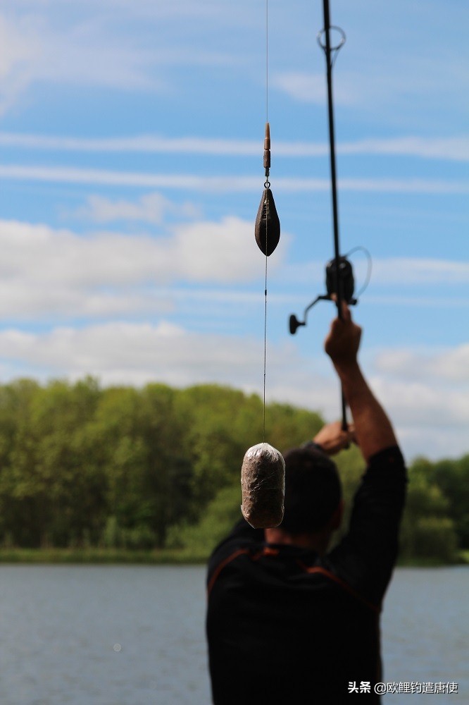 外国人钓鱼打窝技巧,老外用超大饵钓鱼