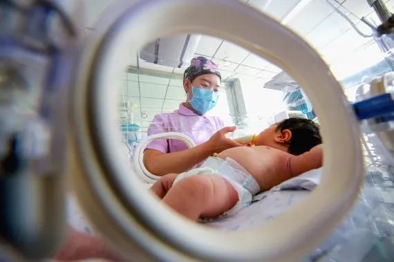 每一个前行的医者都负重而向阳,医者仁心的负重前行