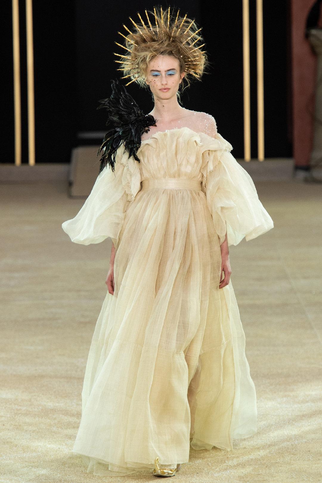 鬼脸连体服做开场，满身绣死亡象征乌鸦，惊悚秀场还是奇葩秀场？